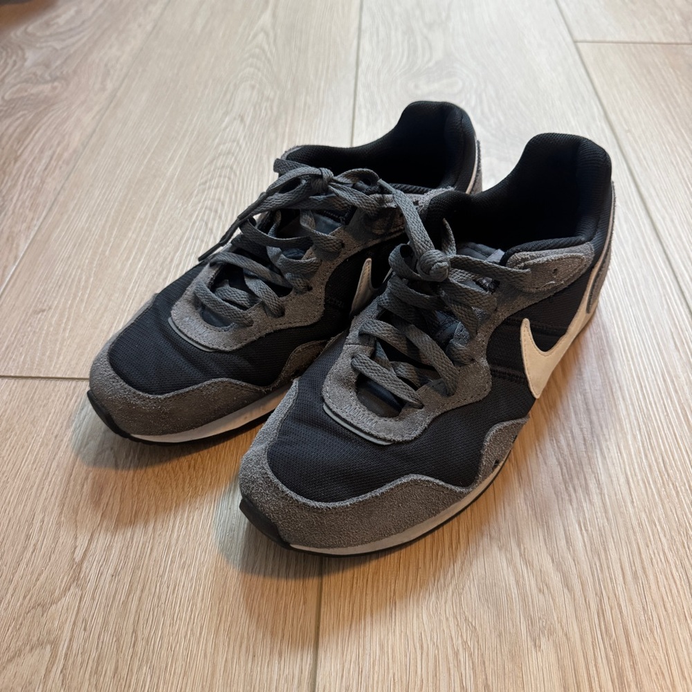 Nike venture Black Athletic Shoes